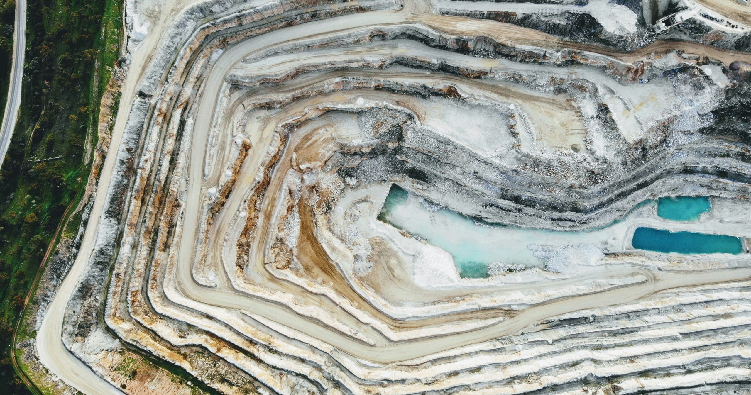 Camión de extracción minera avanzando por un camino de faena